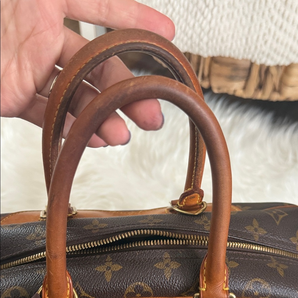 Authentic Louis Vuitton Deauville - Picture 2 of 8